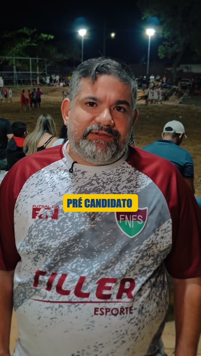 Rafael do Vale em uma noite de futebol de areia no Acre, com quadra e público ao fundo